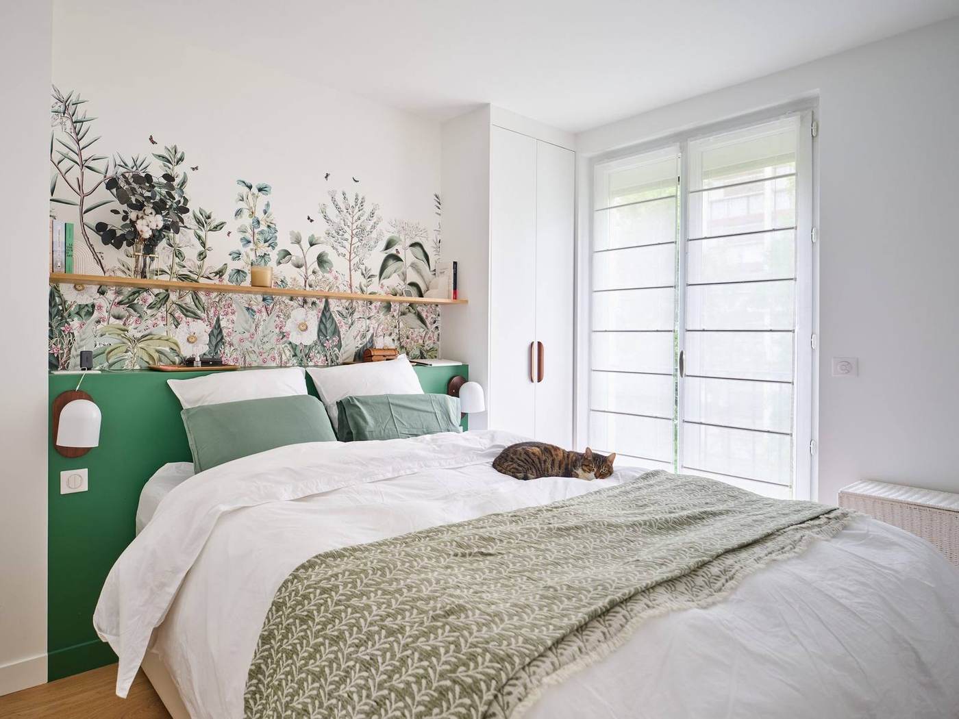 Chambre après rénovation — papier peint et tête de lit verte