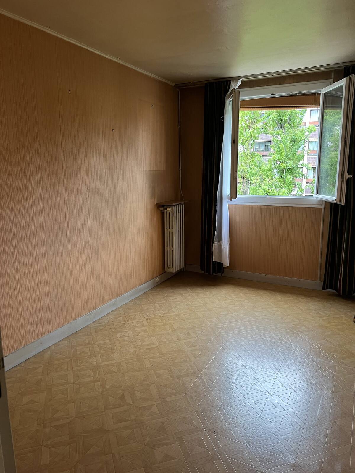 Chambre avant travaux — murs marron, moquette