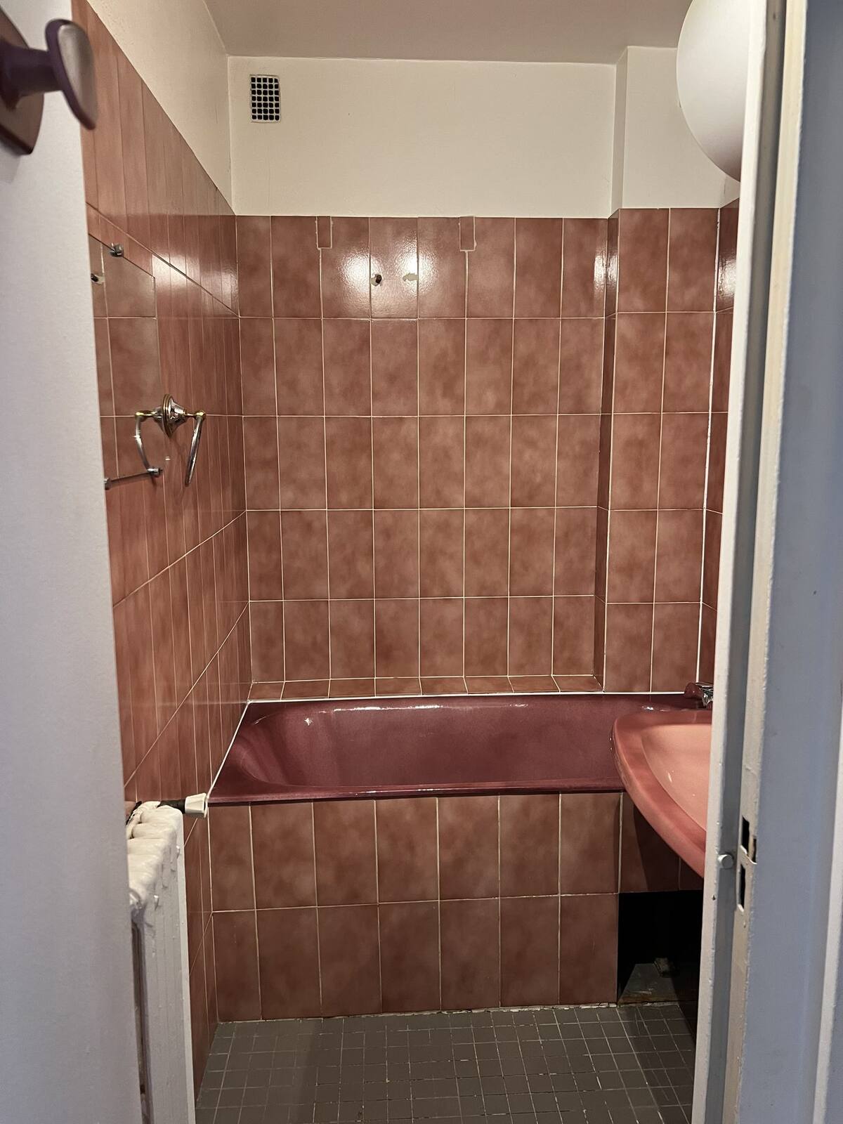 Ancienne salle d'eau années 70 avant travaux