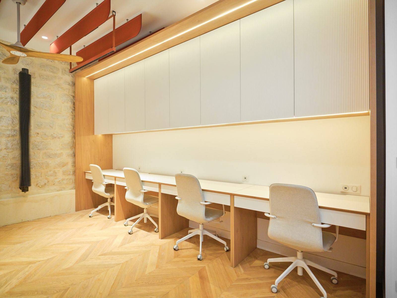 Bureaux rénovés — parquet chevron et solives corail