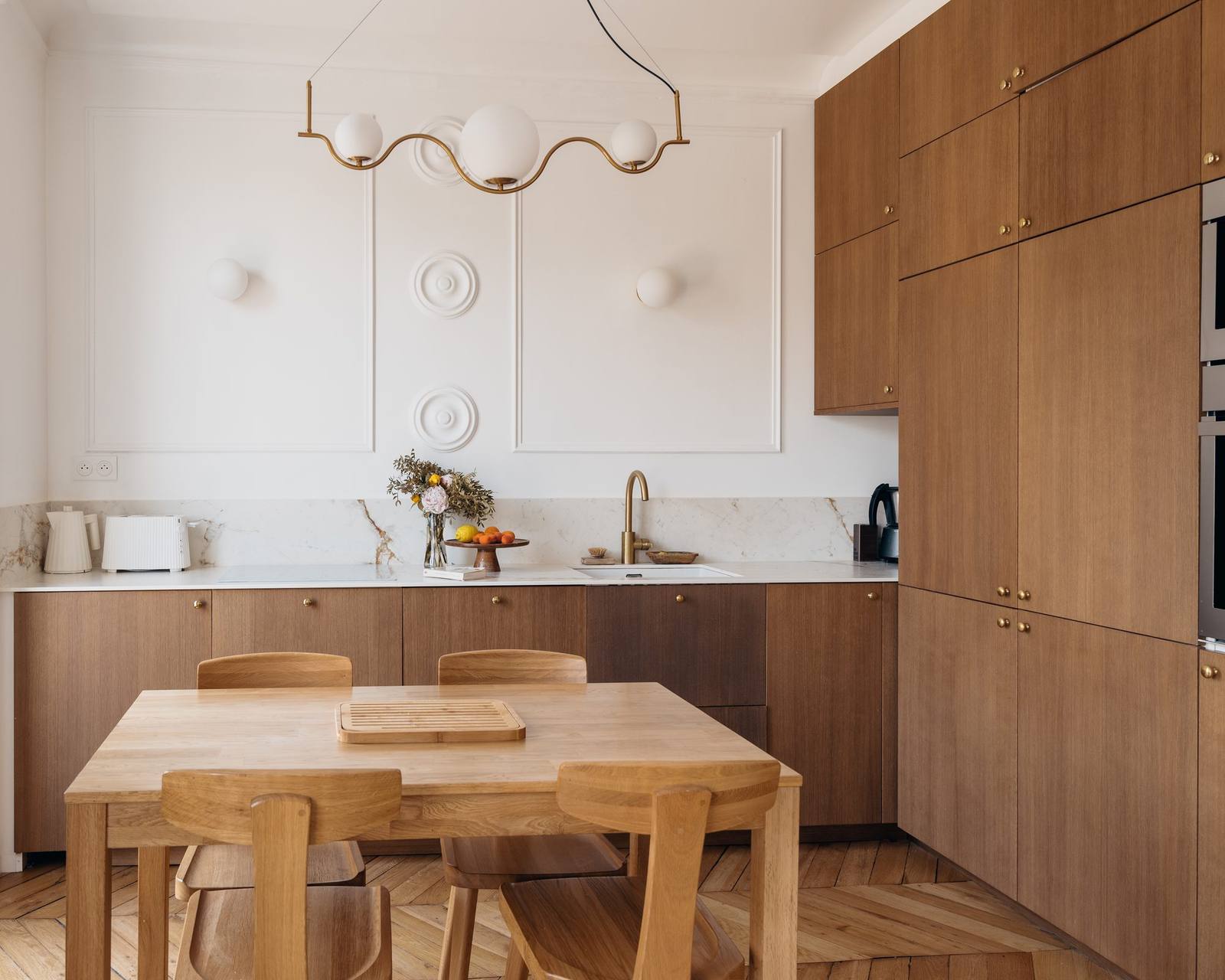 Cuisine en noyer sur-mesure, plan marbre