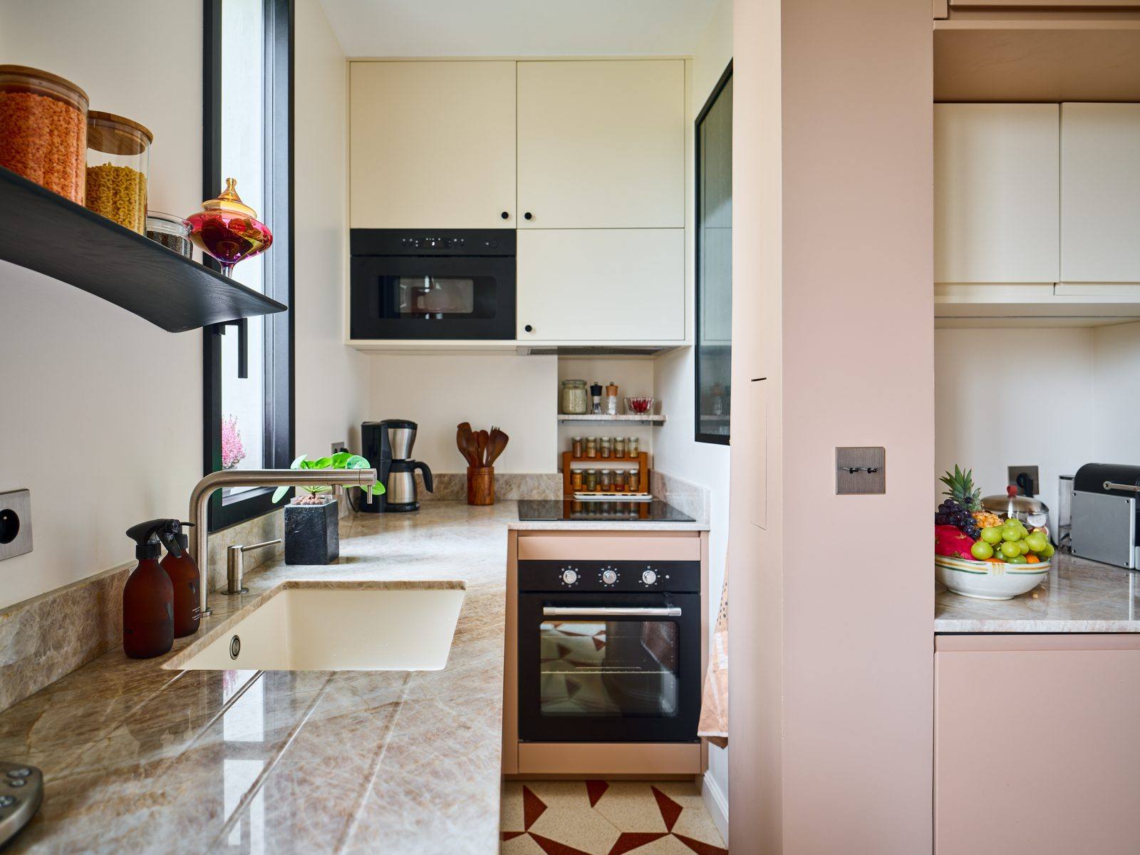 Cuisine après rénovation — bois et laiton