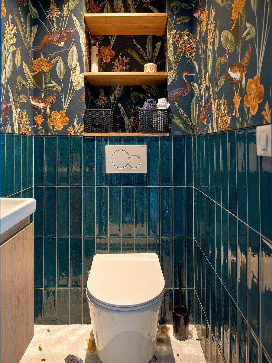 WC invités — papier floral et zellige bleu canard
