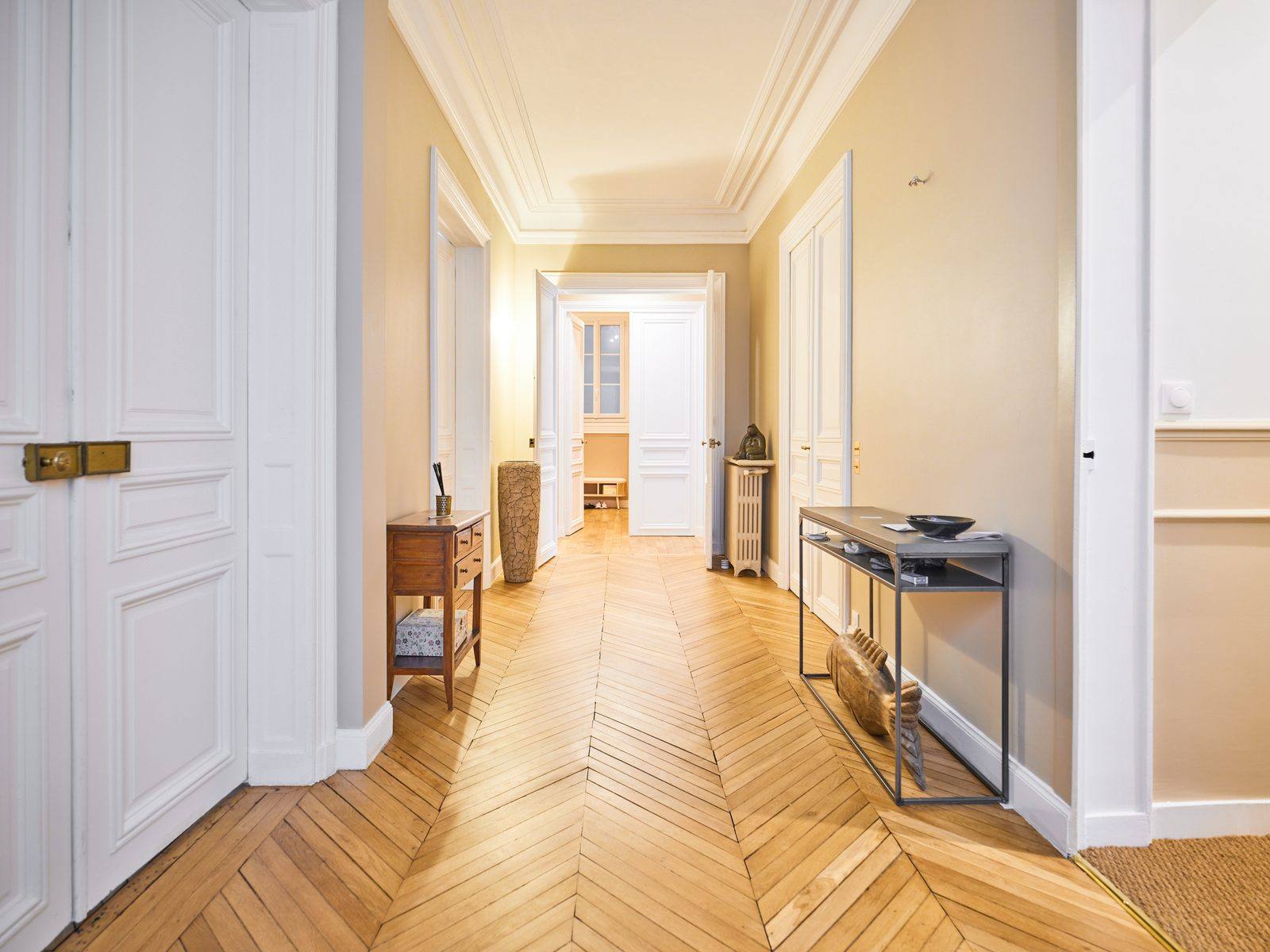 Enfilade et parquet, appartement près du parc Monceau