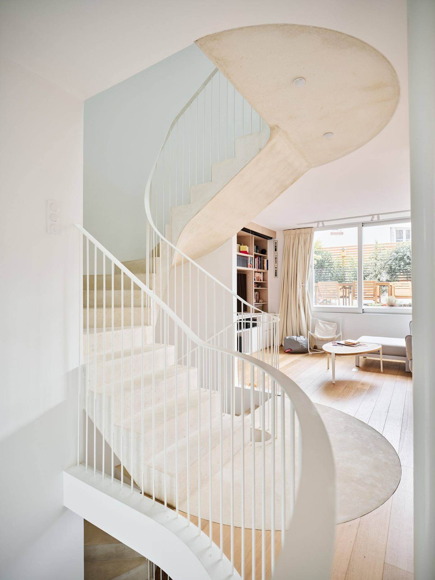 Escalier hélicoïdal blanc et bois