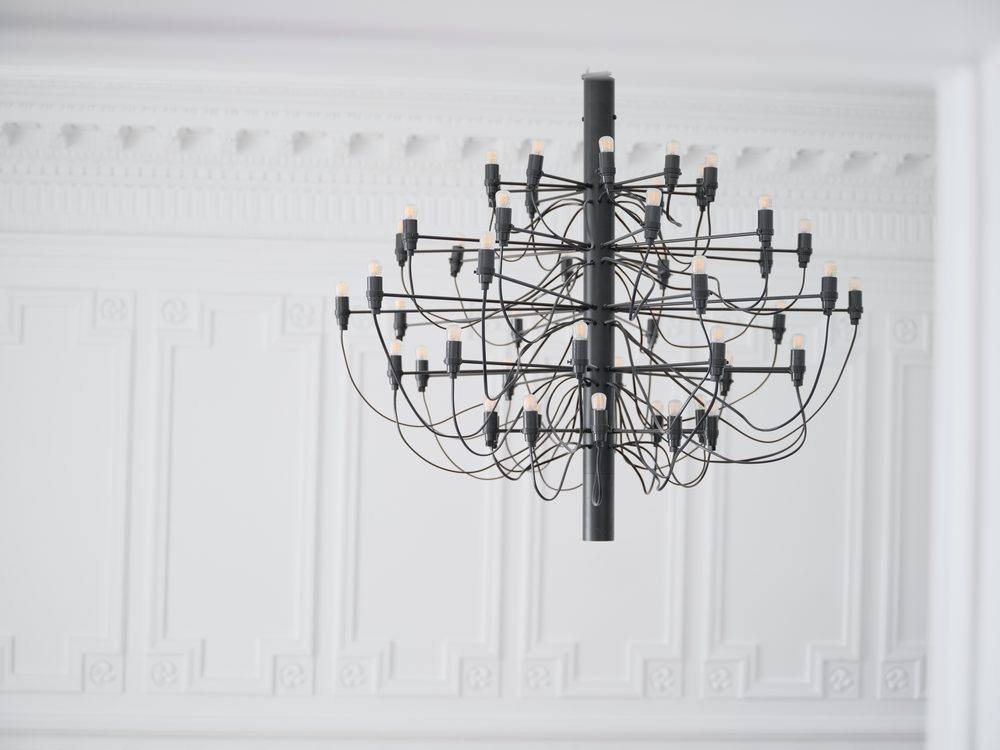 Lustre sur moulures restaurées