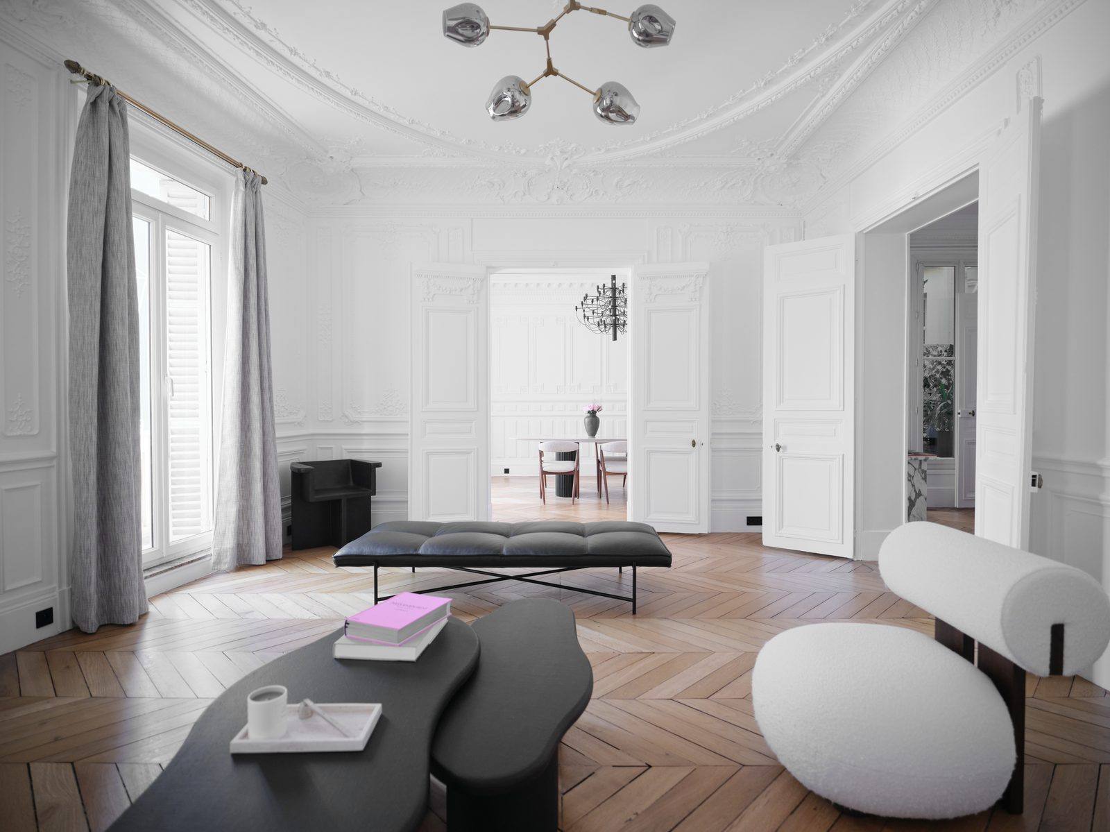 Salon blanc, mobilier noir, lustre sculptural