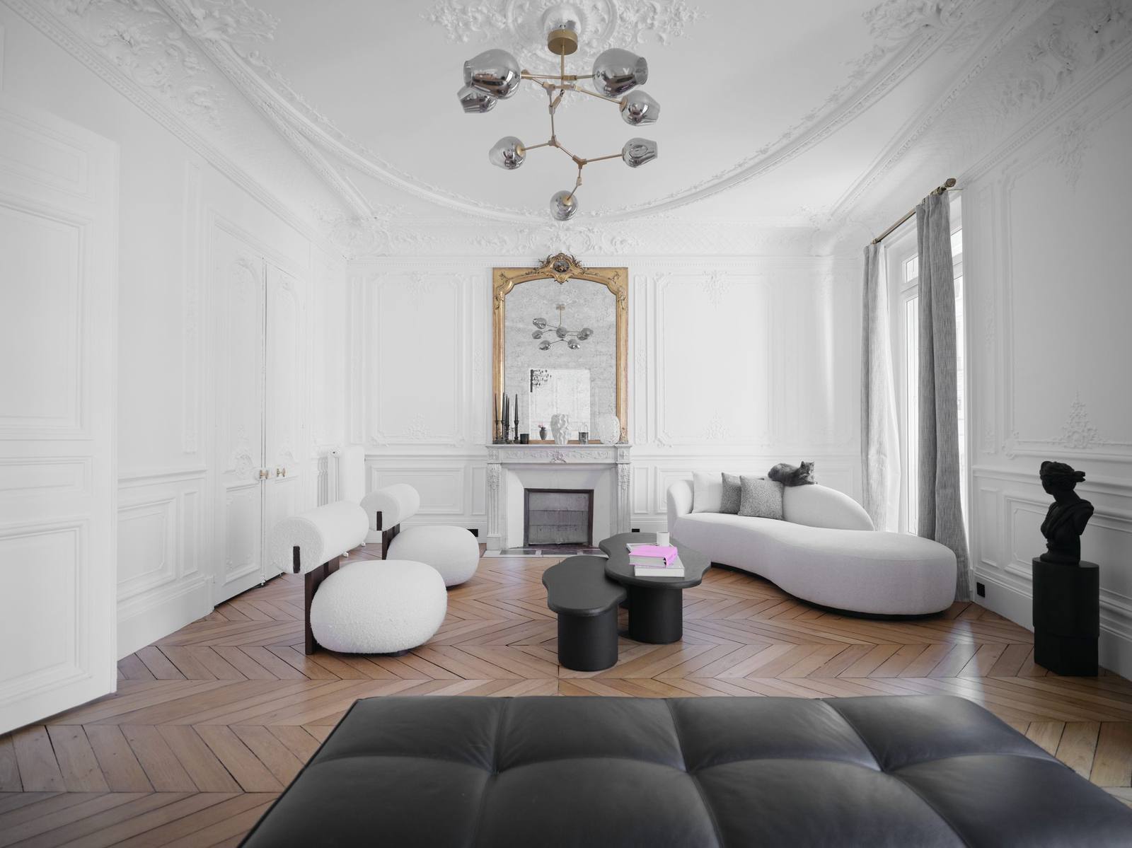Salon blanc, mobilier noir sculptural