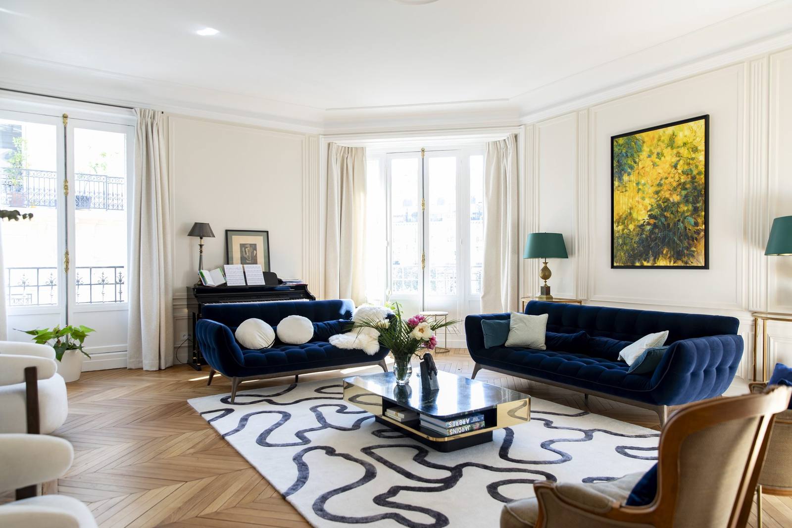 Double salon haussmannien, canapés velours bleu