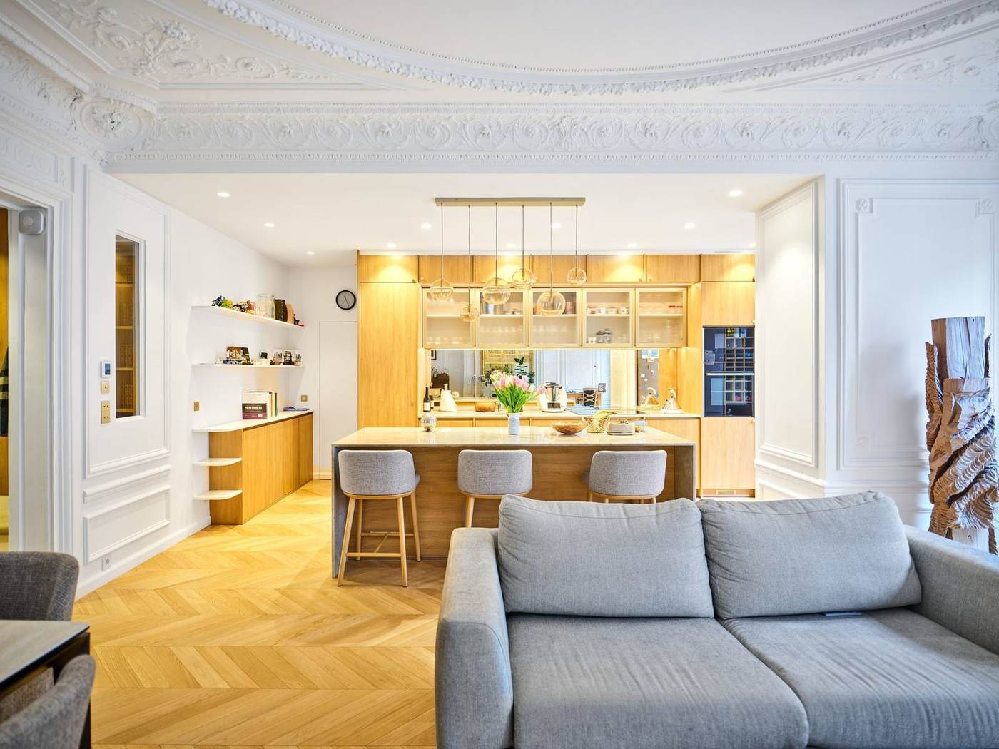 Appartement haussmannien rénové — salon et cuisine ouverte