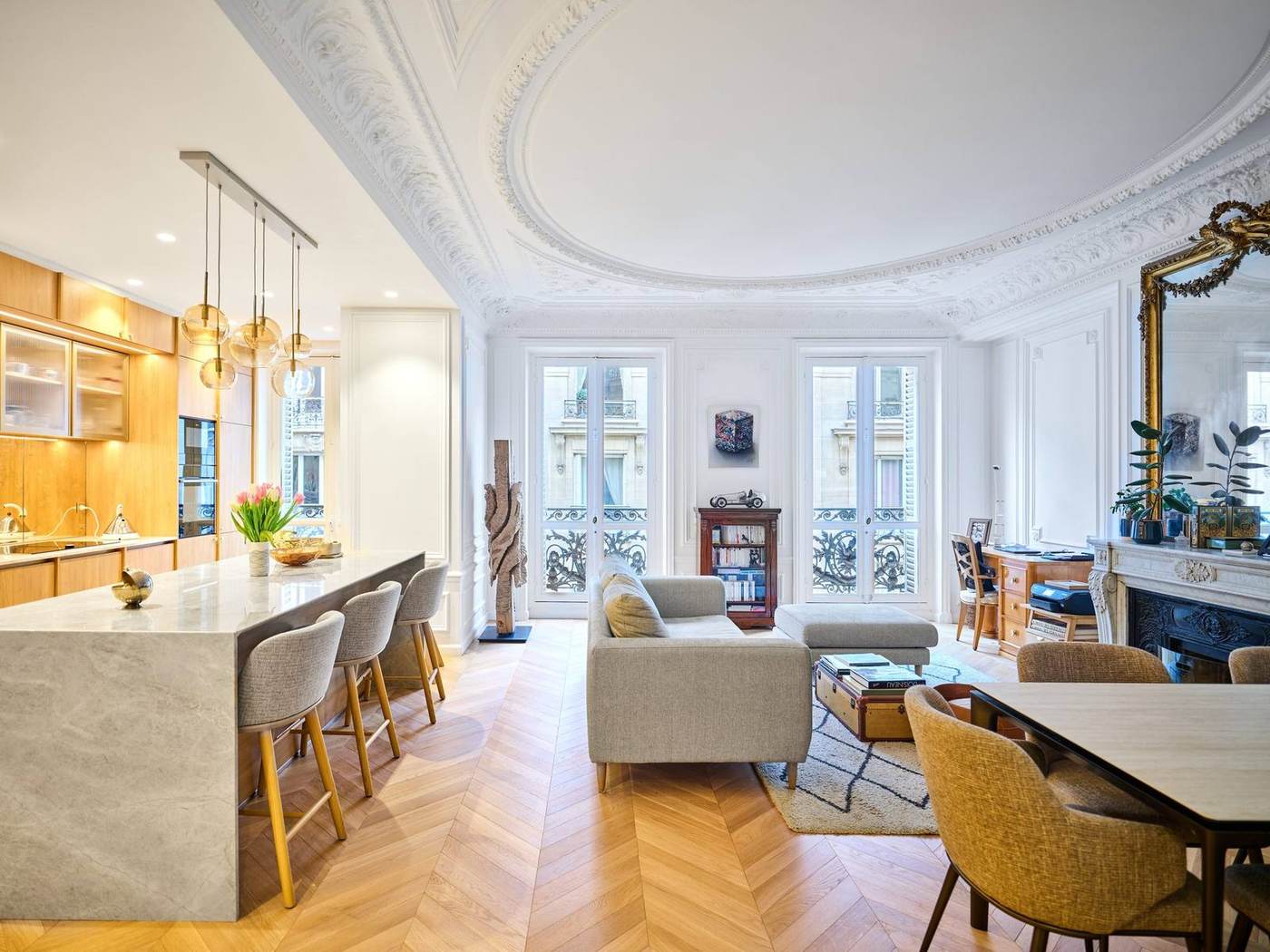 Salon haussmannien, rosace et cuisine ouverte