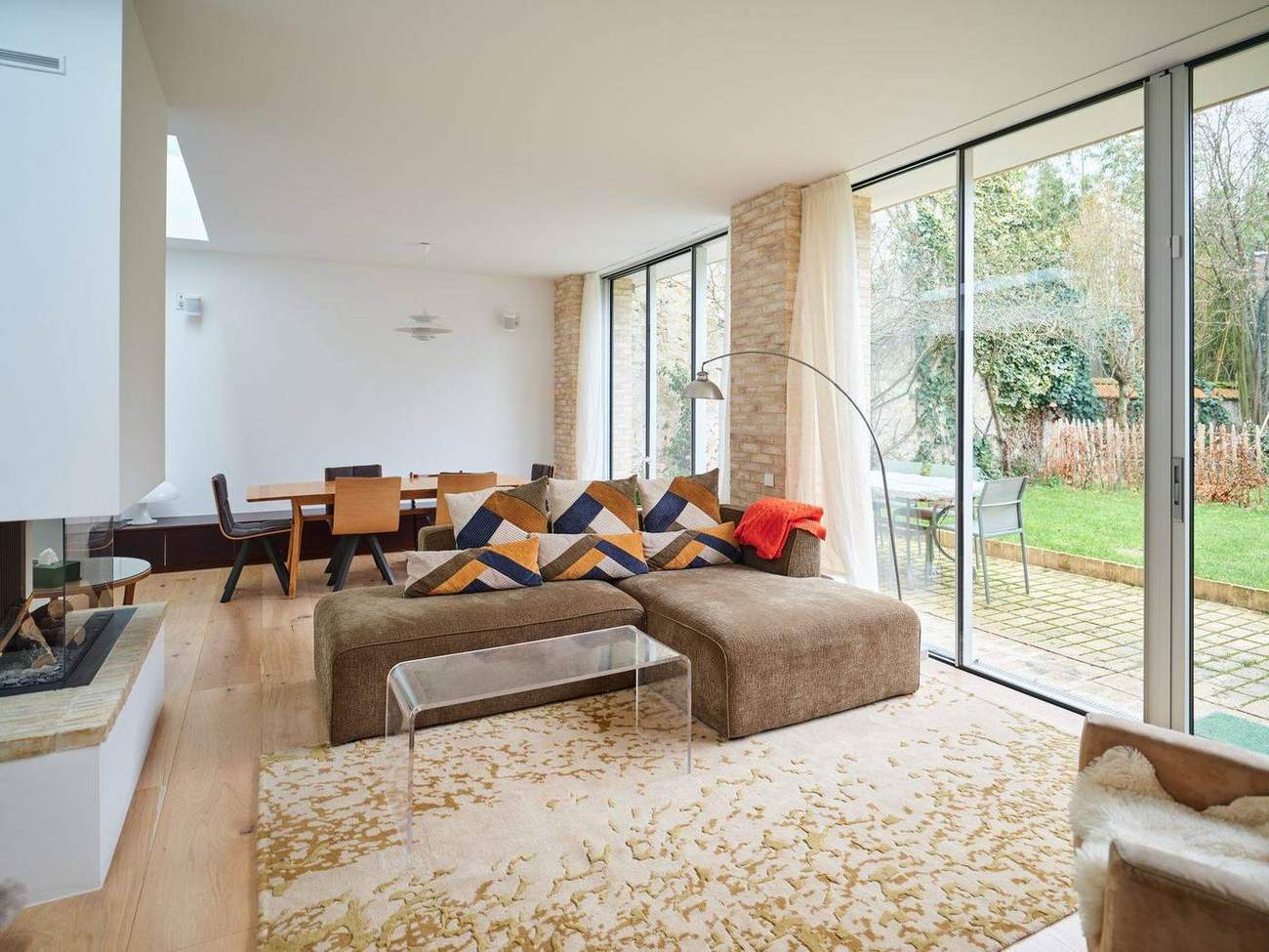 Maison rénovée et étendue — séjour ouvert sur le jardin