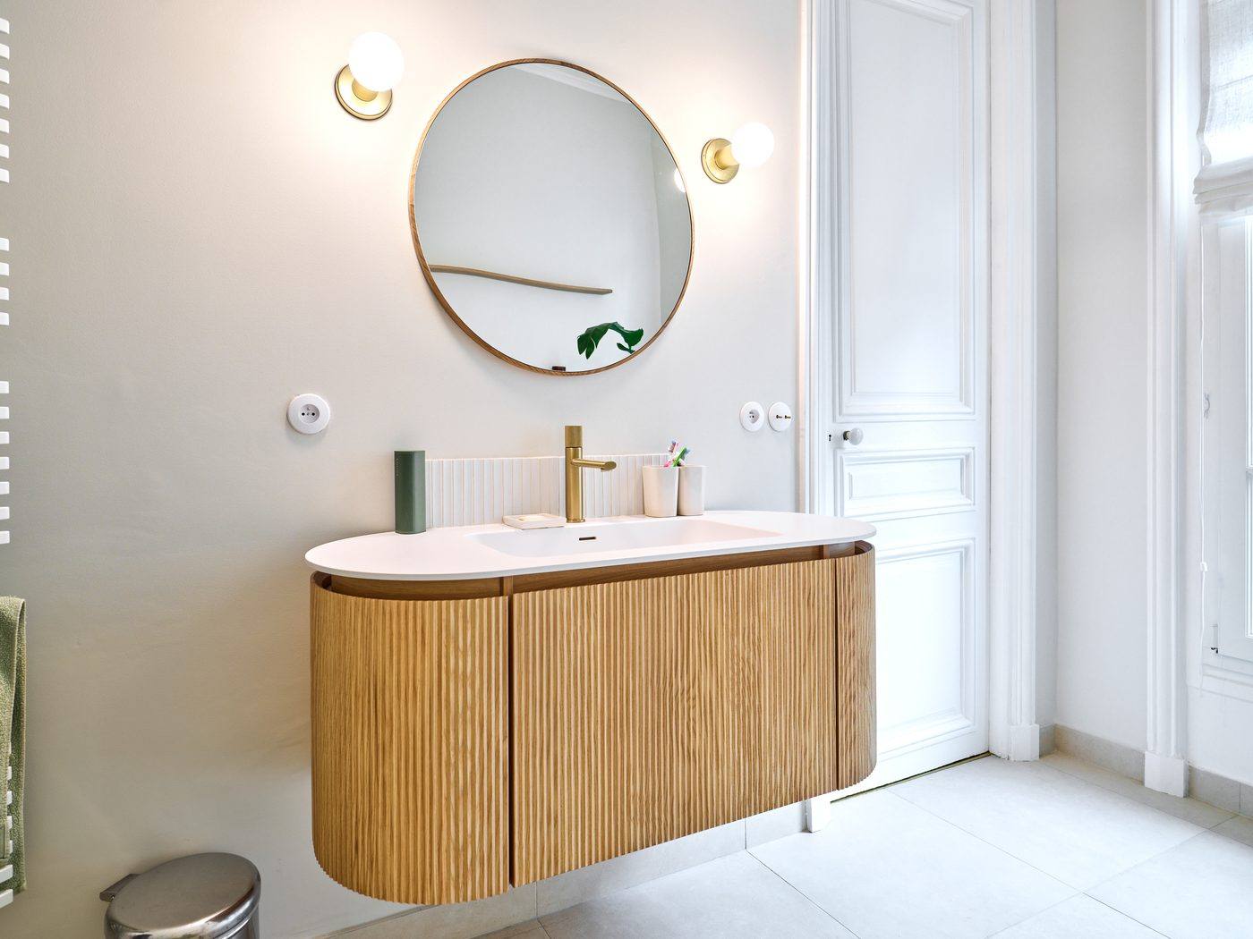 Meuble vasque cannelé en bois, dessiné sur-mesure